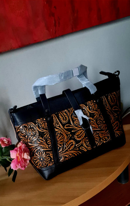 Borsa in pelle di vacchetta con primo strato scheletro intagliata a mano modello Eris Favolosa