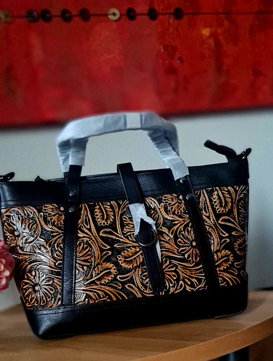 Borsa in pelle di vacchetta con primo strato scheletro intagliata a mano modello Eris Favolosa