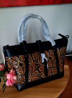 Borsa in pelle di vacchetta con primo strato scheletro intagliata a mano modello Eris Favolosa