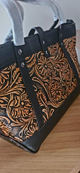 Borsa in pelle di vacchetta con primo strato scheletro intagliata a mano modello Eris Favolosa