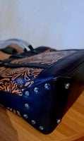 Borsa in pelle di vacchetta con primo strato scheletro intagliata a mano modello Eris Favolosa