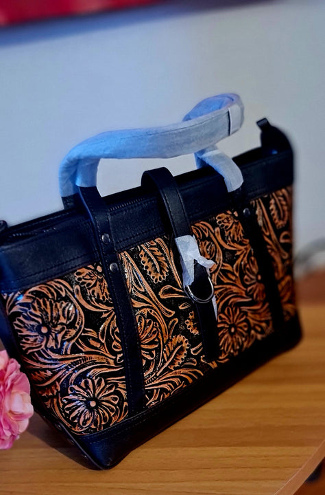 Borsa in pelle di vacchetta con primo strato scheletro intagliata a mano modello Eris Favolosa