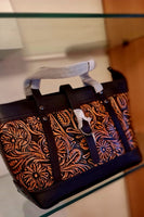 Borsa in pelle di vacchetta con primo strato scheletro intagliata a mano modello Eris Favolosa