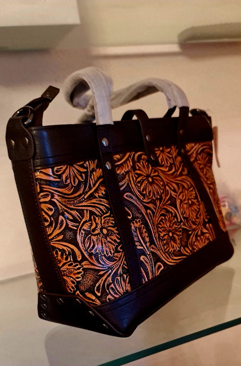 Borsa in pelle di vacchetta con primo strato scheletro intagliata a mano modello Eris Favolosa