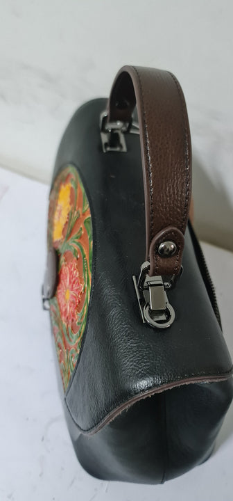 Retro Embossed Portable Diagonal Handbag with Hand Print, Limited Edition Leather Model SISSY NERO